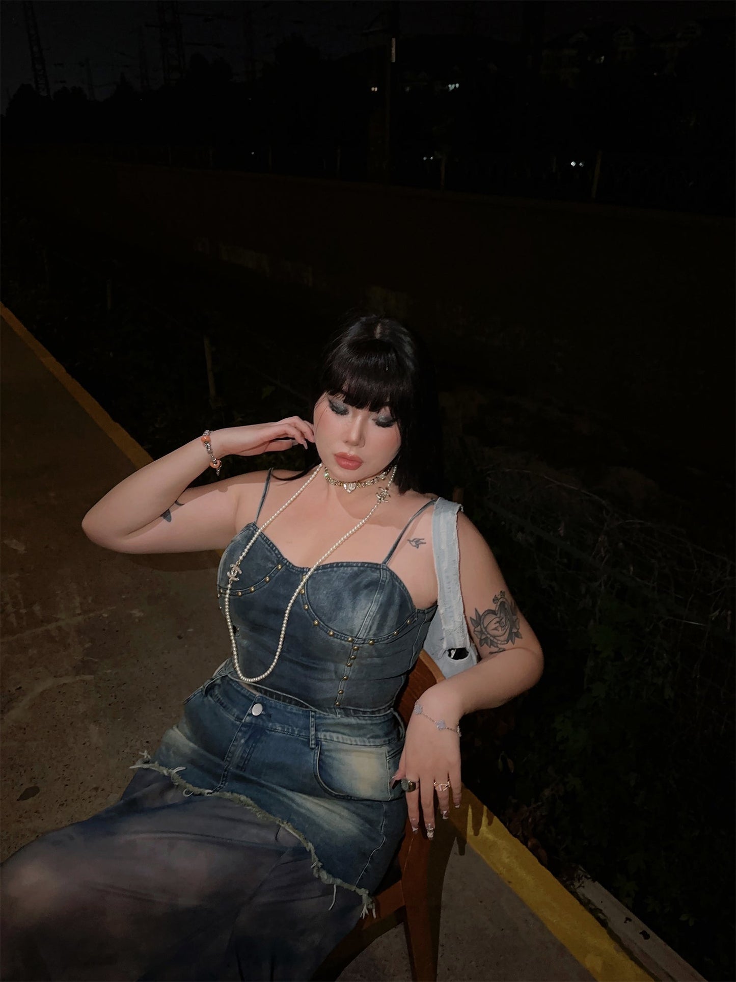 Antmvs Ilian Plus Size Denim Washed Studded Spaghetti Strap V-Neck Slim Cropped Camisole Top