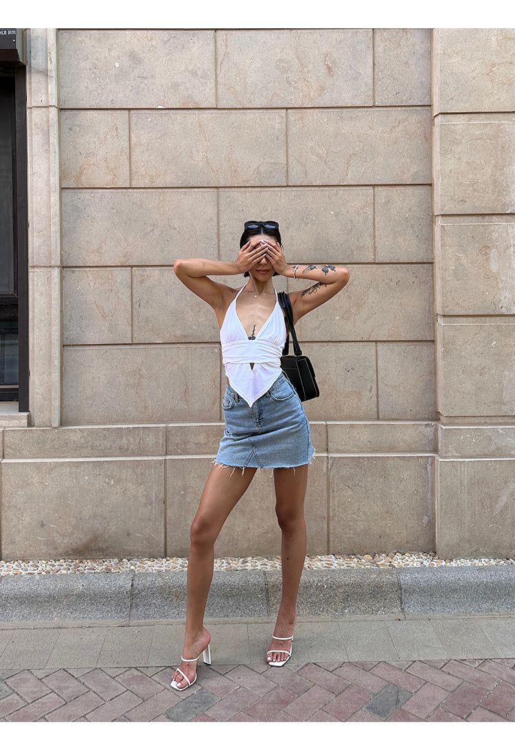 Antmvs Kira Solid Color White Halter Neck V-Neck Cropped Top