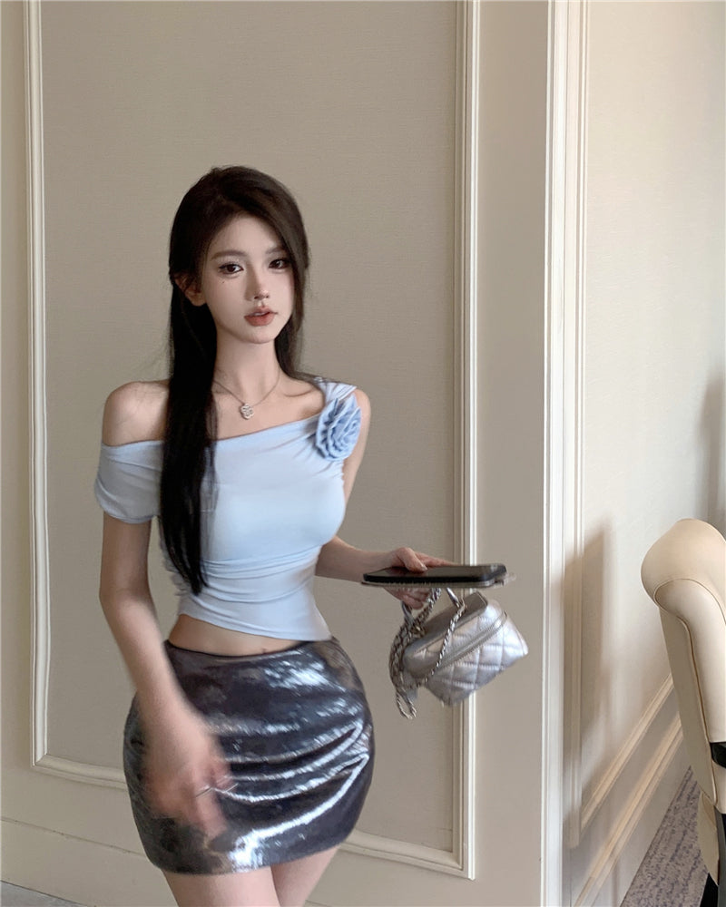 Antmvs Stella Solid Color Three-Dimensional Floral Slanted Off-the-Shoulder Pleated Slim Cropped Top