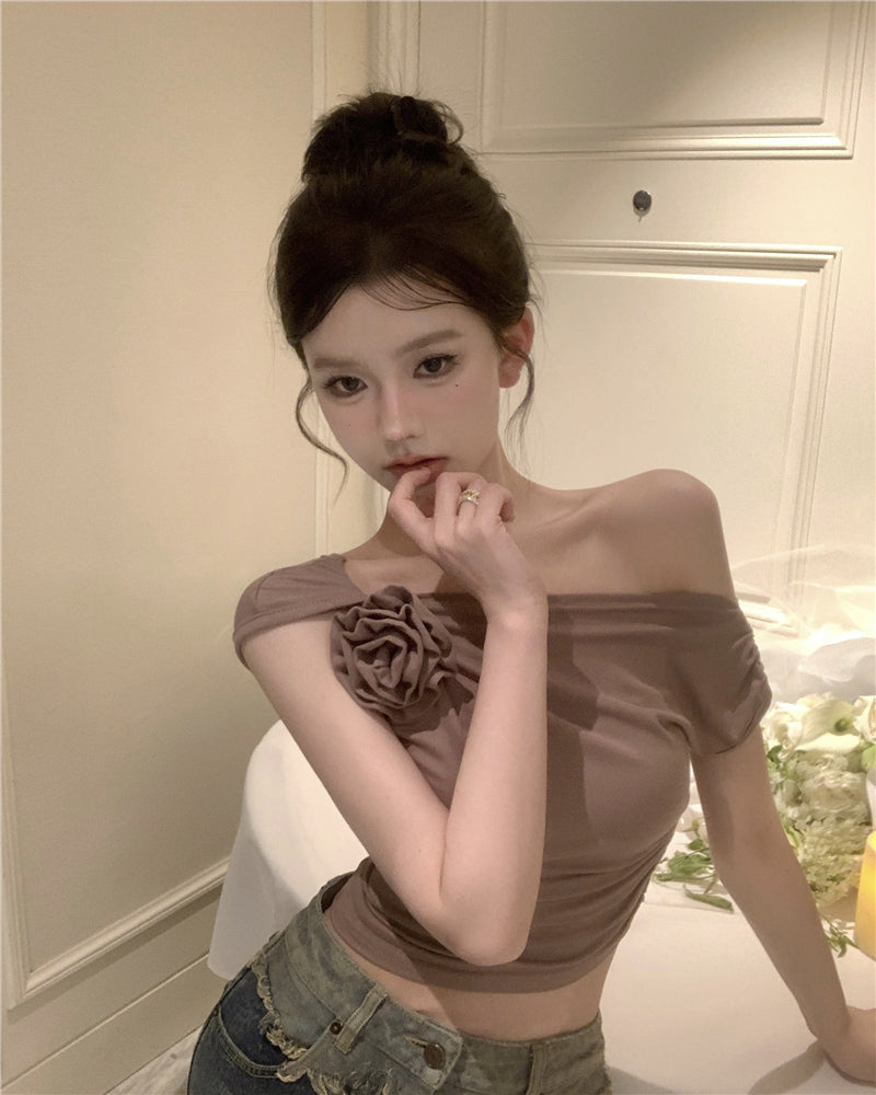 Antmvs Stella Solid Color Three-Dimensional Floral Slanted Off-the-Shoulder Pleated Slim Cropped Top
