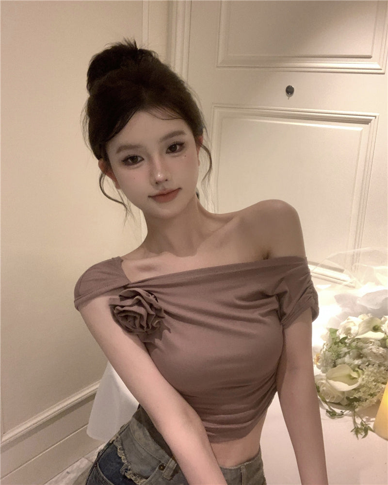 Antmvs Stella Solid Color Three-Dimensional Floral Slanted Off-the-Shoulder Pleated Slim Cropped Top