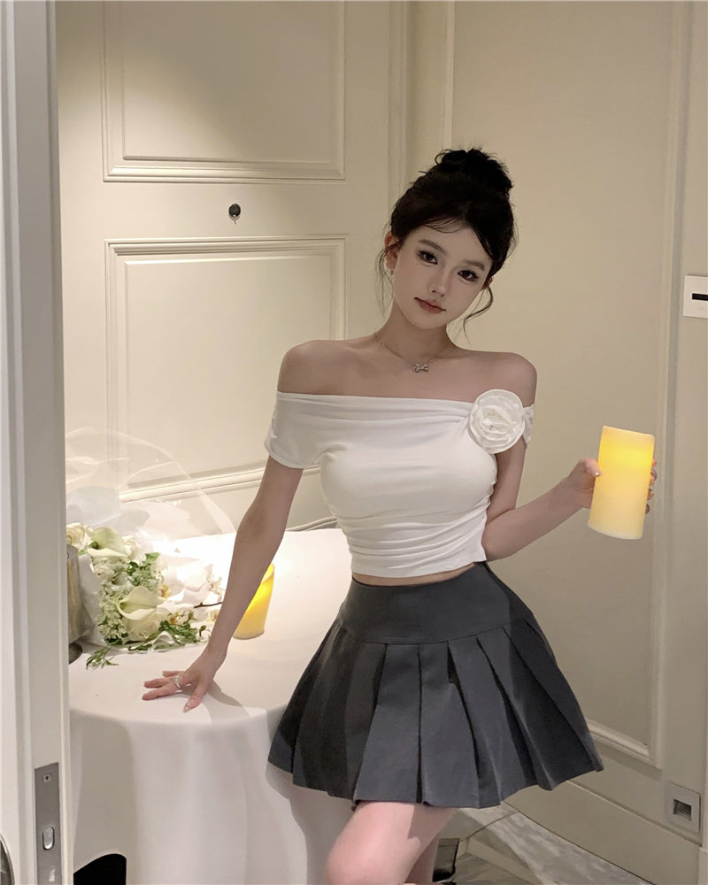 Antmvs Stella Solid Color Three-Dimensional Floral Slanted Off-the-Shoulder Pleated Slim Cropped Top