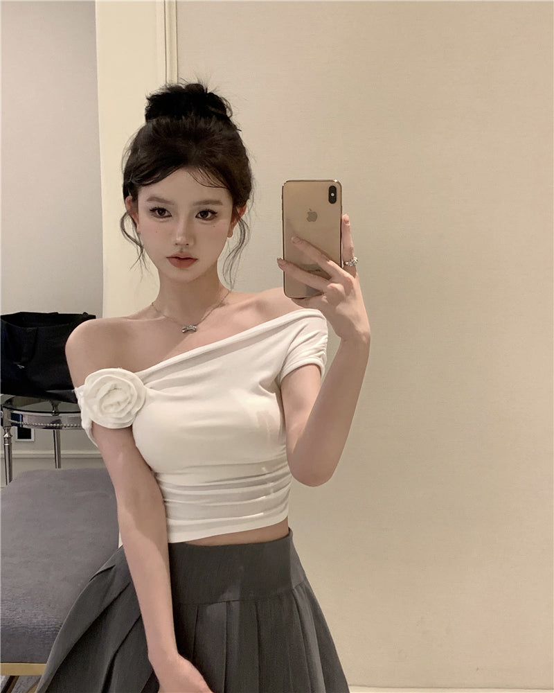 Antmvs Stella Solid Color Three-Dimensional Floral Slanted Off-the-Shoulder Pleated Slim Cropped Top