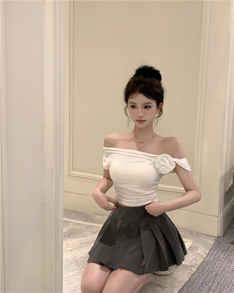 Antmvs Stella Solid Color Three-Dimensional Floral Slanted Off-the-Shoulder Pleated Slim Cropped Top