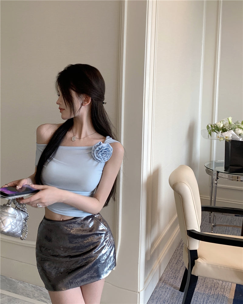 Antmvs Stella Solid Color Three-Dimensional Floral Slanted Off-the-Shoulder Pleated Slim Cropped Top