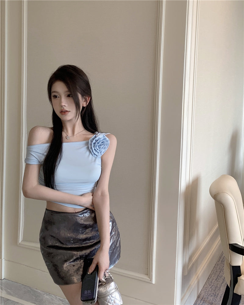 Antmvs Stella Solid Color Three-Dimensional Floral Slanted Off-the-Shoulder Pleated Slim Cropped Top