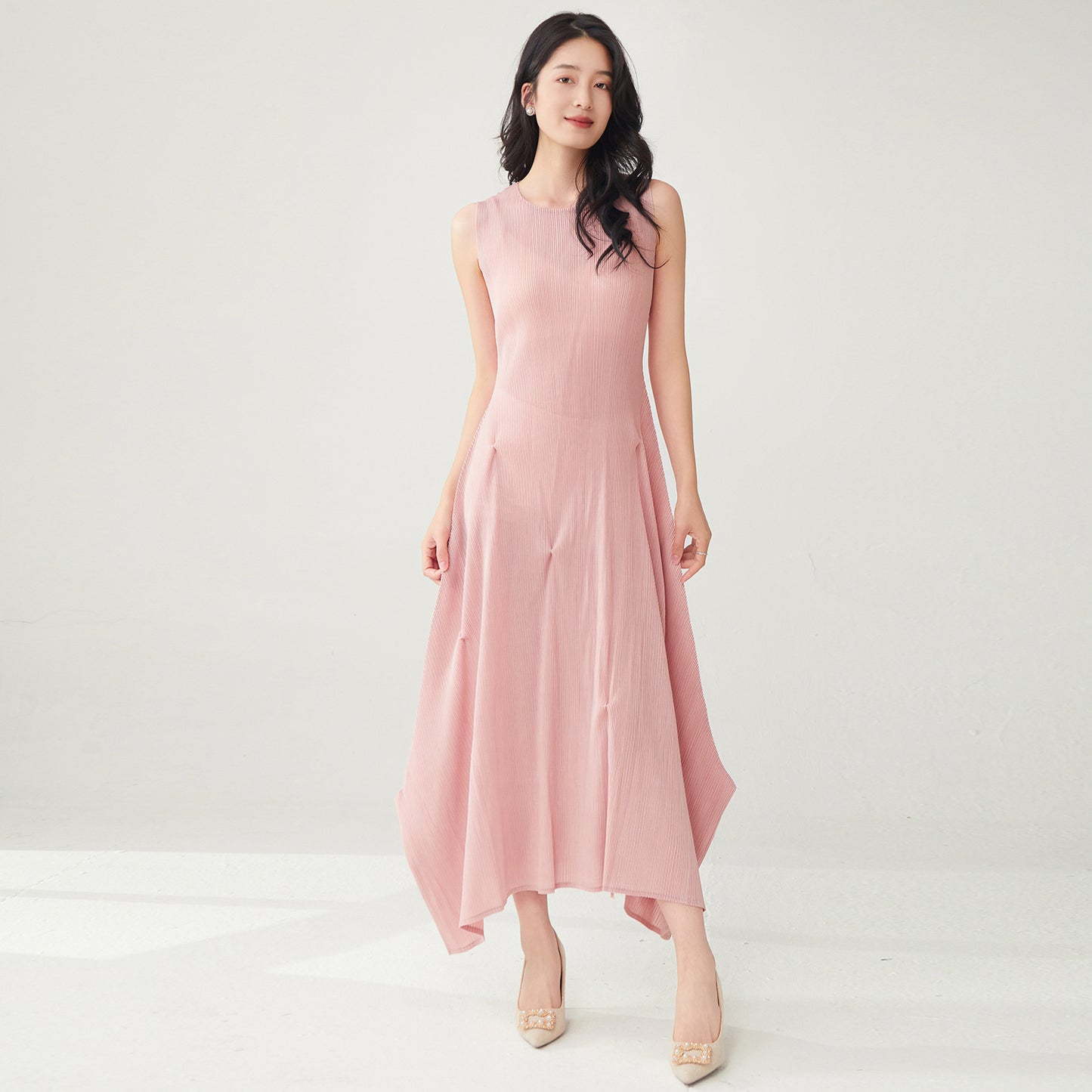 2025 vacation dress summer women's high-end sense sleeveless loose a-word pendulum thin irregular temperament medium and long dress