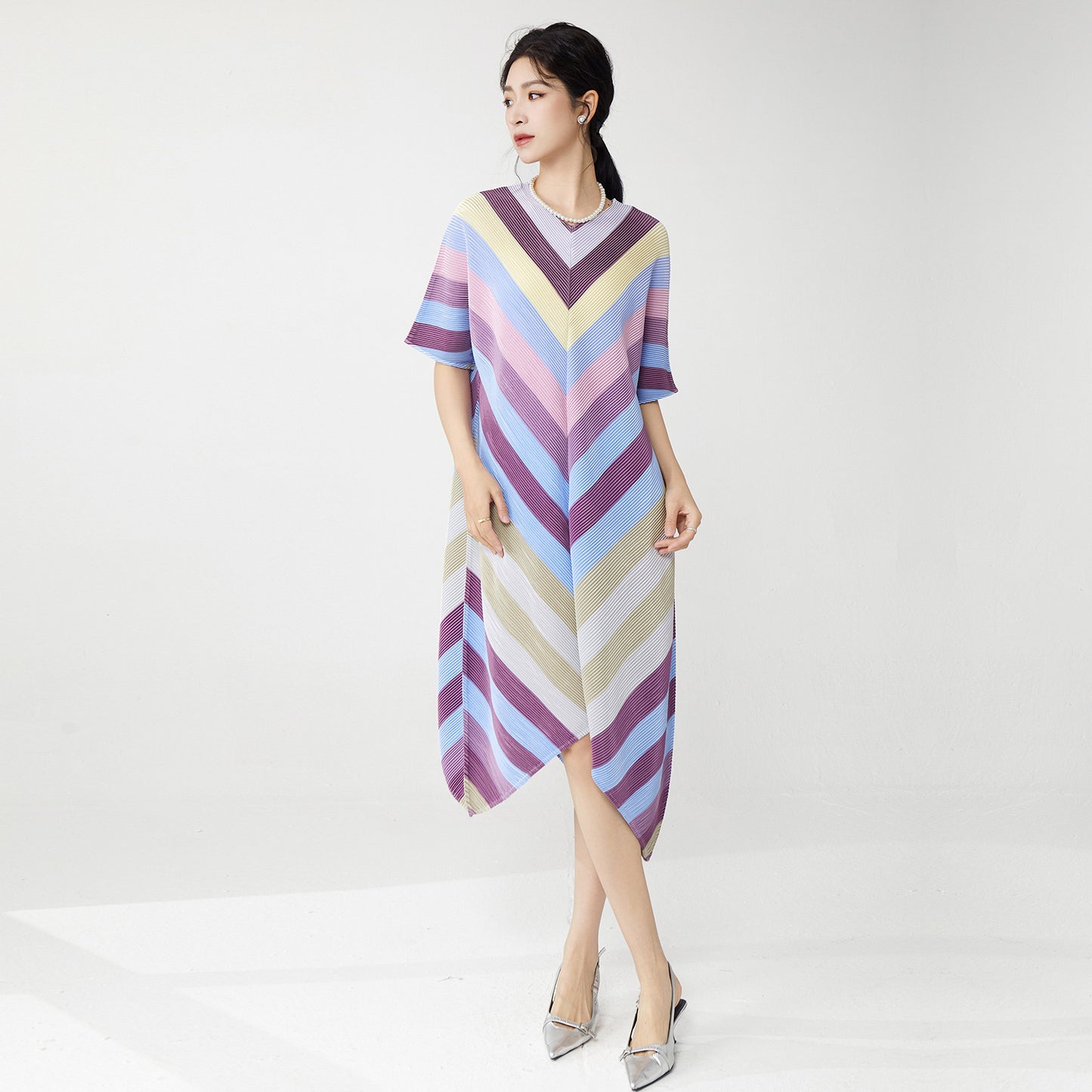 2025 A piece of women's clothing for delivery in the summer of 2025, a new striped V-neck loose large size medium and long dress.