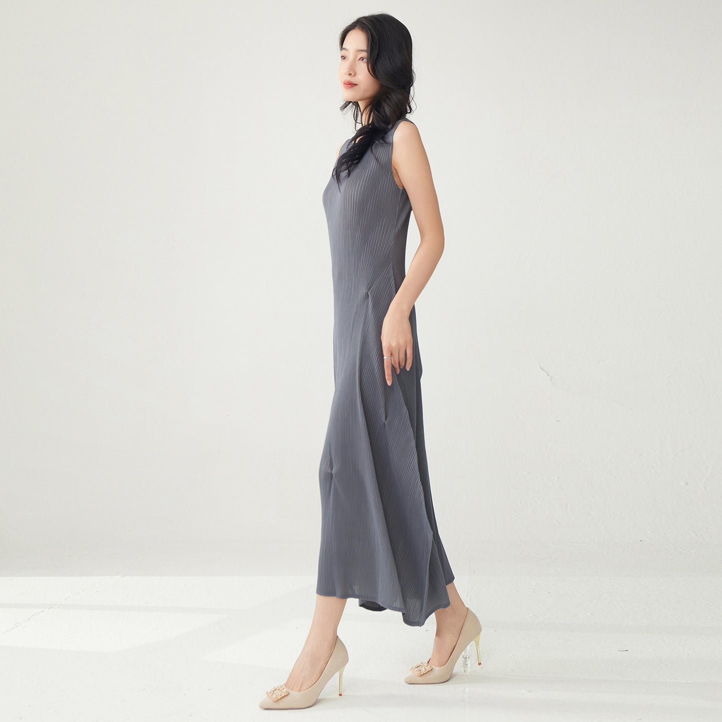 2025 vacation dress summer women's high-end sense sleeveless loose a-word pendulum thin irregular temperament medium and long dress