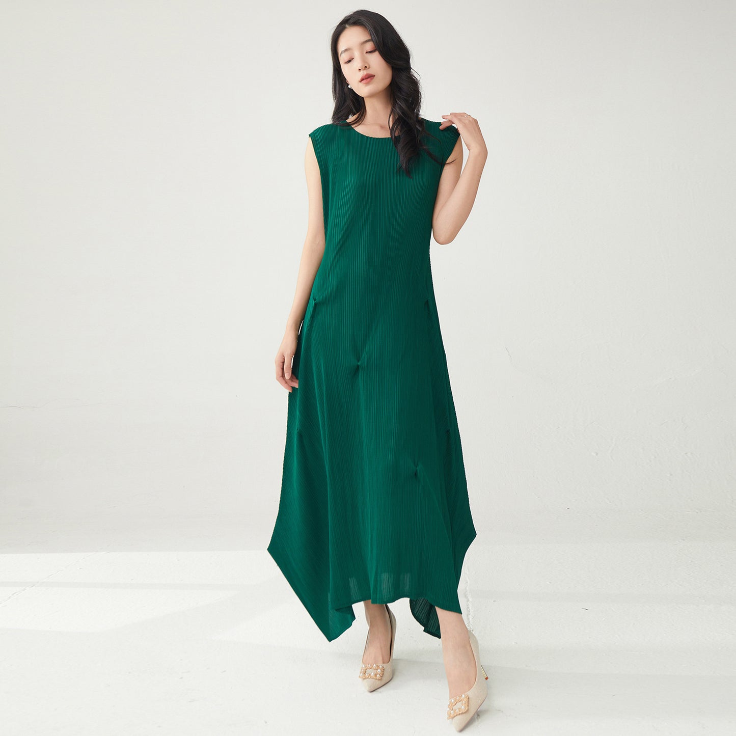 2025 vacation dress summer women's high-end sense sleeveless loose a-word pendulum thin irregular temperament medium and long dress