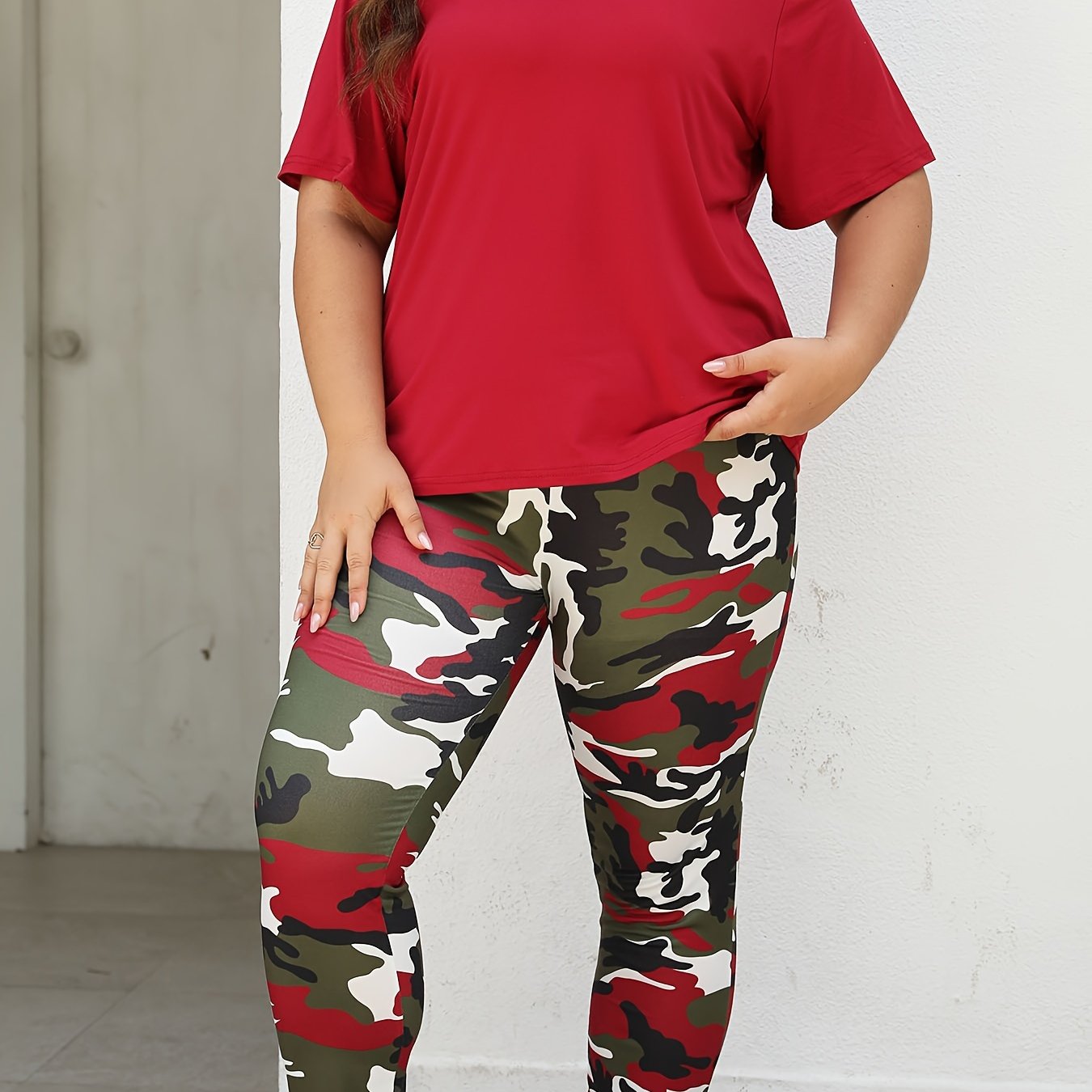 2-Piece Plus Size Sports Set - Autumn & Winter Fashion Casual Crew Neck T-shirt and Camouflage Trousers for Women - Comfortable and Stylish Athletic Wear for Curvy Figures