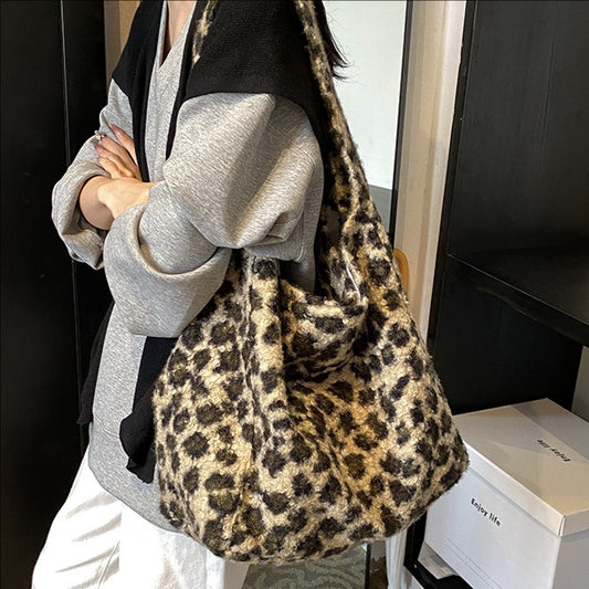 ANTMVS 2025 Plush bag women's large capacity popular new casual versatile leopard print shoulder bag premium commuter tote bag