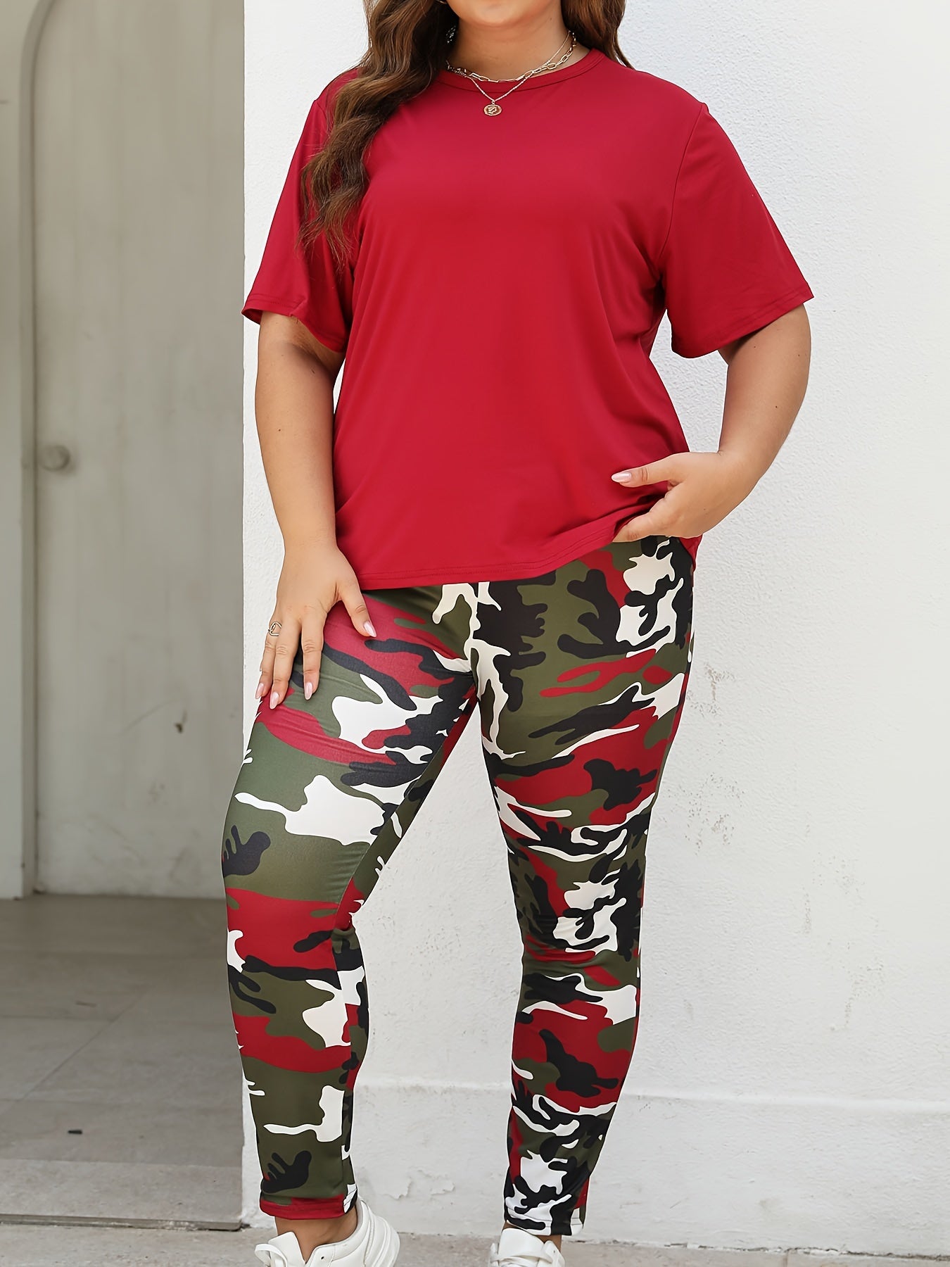 2-Piece Plus Size Sportswear Set for Women - Comfortable Camouflage Print Pants and Round Neck T-Shirt - Soft Fabric, Breathable Activewear for Fitness, Gym, and Outdoor Activities